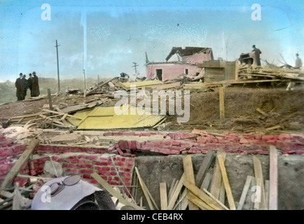 Circa 1900 a mano fotografia oscurata, tornado danni nel midwestern Stati Uniti. Foto Stock