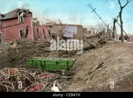 Circa 1900 a mano fotografia oscurata, tornado danni nel midwestern Stati Uniti. Foto Stock