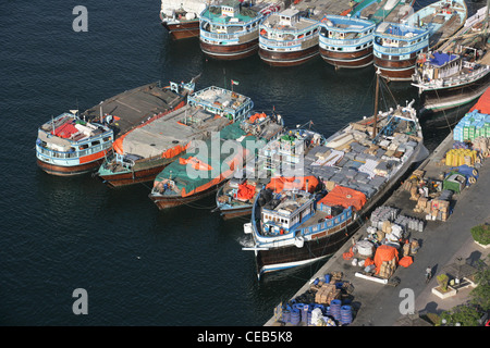 Una veduta aerea di legno tradizionale dhow trading ormeggiata in Dubai Creek, UAE. Foto Stock