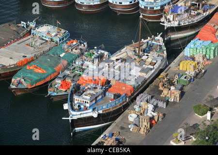 Una veduta aerea di legno tradizionale dhow trading ormeggiata in Dubai Creek, UAE. Foto Stock