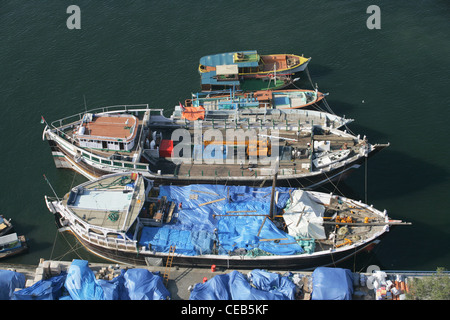 Una veduta aerea di legno tradizionale dhow trading ormeggiata in Dubai Creek, UAE. Foto Stock