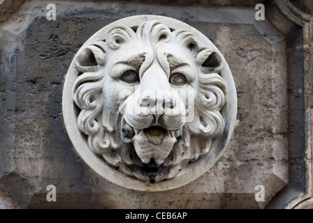 Facciata e fontana al angolo della chiesa della Santa Trinità commissionato dagli Spagnoli Ordine Trinitario di monaci Foto Stock