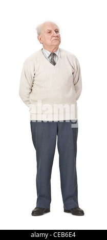 Senior uomo che indossa un maglione in piedi contro uno sfondo bianco. Foto Stock