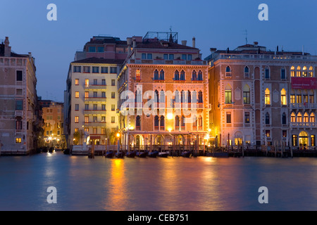 Venezia, Veneto, Italia. Vista al tramonto attraverso il Canal Grande dalla Punta della Dogana. Foto Stock