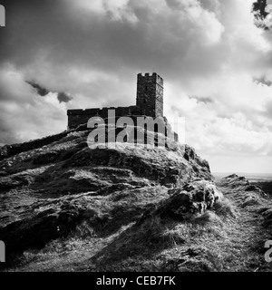 Vista della chiesa di San Michele a Brentor (Brent Tor) sul bordo del Dartmoor vicino a Mary Tavy e Tavistock. Foto Stock