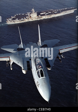 F14 tomcat volare al di sopra della portaerei USS Carl Vinson CVN 70 Foto Stock