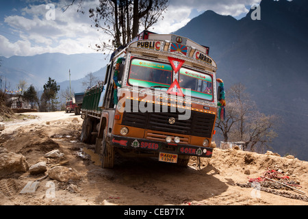 India, Arunachal Pradesh, Senge, bad guida, merci camion affondato fino ad assali nel terreno morbido Foto Stock