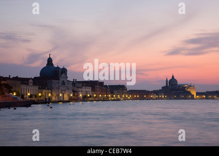 Venezia, Veneto, Italia. Vista al tramonto verso l'isola della Giudecca e il Canale della Giudecca da Campo San Giorgio. Foto Stock