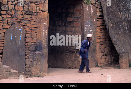 Il vecchio uomo malgascio passeggiate attraverso la Porta di Pietra di Ambohimanga, La Collina reale di borgo murato nei pressi di Antananarivo in Madagascar Foto Stock