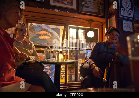 Vesuvio cafe. Conosciuto in tutto il mondo a San Francisco 3 volumi in Nord spiaggia proprio di fronte al City Lights Bookstore. San Francisco. Stati Uniti d'America Foto Stock