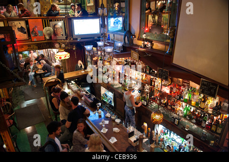 Vesuvio cafe. Conosciuto in tutto il mondo a San Francisco 3 volumi in Nord spiaggia proprio di fronte al City Lights Bookstore. San Francisco. Stati Uniti d'America Foto Stock