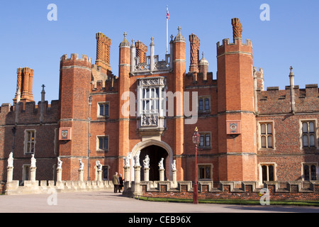 Facciata in mattoni rossi con camini ornati di 'Porta Grande casa' - il fronte ovest di Hampton Court Palace Foto Stock