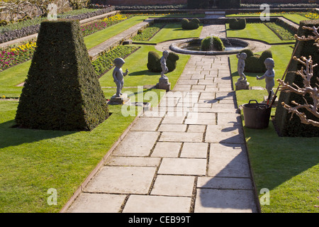 Un ornato 'Pond Garden' ricreato nello stile di Enrico VIII giardini di 1536, con un percorso lastricato foderato con putti in pietra Foto Stock