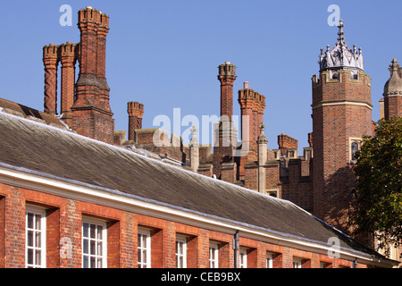 Tudor rosso mattone camini costruiti in spirali, a lisca di pesce e i modelli di idromassaggio sul tetto del Palazzo di Hampton Court Foto Stock