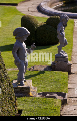 Putti in pietra nel "Giardino di stagno' ricreato nello stile di Enrico VIII giardini di 1536 Foto Stock