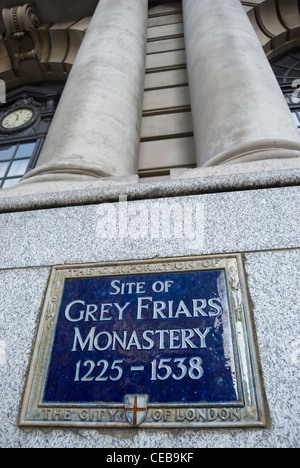 City of London targa blu segna il 1225 a 1538 sito di Grey friars monastero, Newgate Street, Londra, Inghilterra Foto Stock