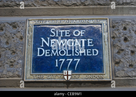 City of London targa blu segna il sito di newgate, demolita 1777, Londra, Inghilterra Foto Stock