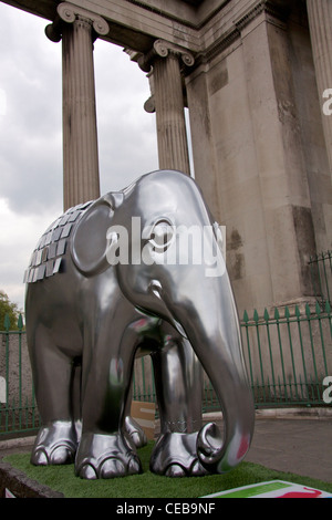 Zabriskie disegnato da Storm Thorgerson come parte del 'Elephant Parade' decorate da artisti intorno a Londra per raccogliere fondi Foto Stock