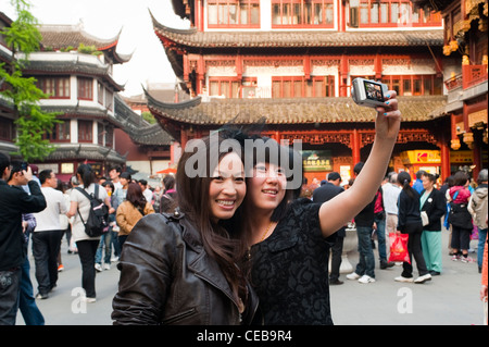 I turisti tenendo la propria fotografia al Giardino Yu Yuan, Huangpu District, Shanghai, Cina, Asia. Signor Foto Stock