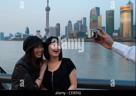 I turisti in posa per una fotografia con il Distretto di Pudong sullo sfondo, il Bund, Huangpu District, Shanghai, Cina, Asia. Signor Foto Stock