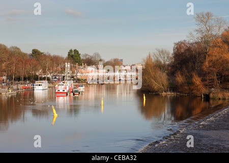 Chester, Cheshire, Inghilterra, Regno Unito. Vista a monte attraverso la diga sul fiume Dee per showboats dai boschetti Foto Stock