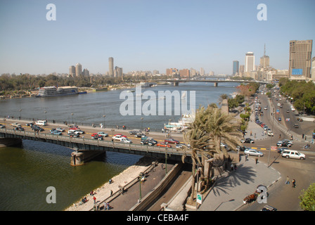 Un panorama del centro di Cairo guardando ad ovest oltre il fiume Nilo. Foto Stock