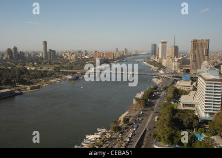 Un panorama del centro di Cairo guardando ad ovest oltre il fiume Nilo. Foto Stock