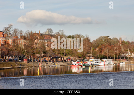 Chester, Cheshire, Inghilterra, Regno Unito. Vista a monte attraverso la diga sul fiume Dee per showboats dai boschetti Foto Stock