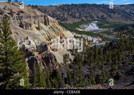 La si restringe di Yellowstone si trova appena a nord di tower caduta lungo la grand loop road. Gli strati nella scogliera sono da flussi basaltici verificatesi in due momenti distinti e separati da depositi fluviali. Foto Stock