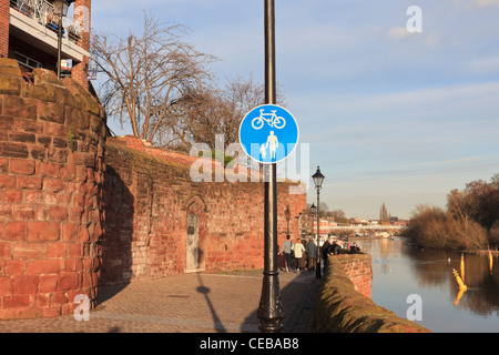 Riverside Walk dalle mura della città vecchia è un sentiero pedonale e ciclabile, Chester Cheshire, Inghilterra, Regno Unito Foto Stock