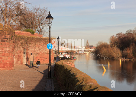 Persone su riverside a piedi accanto al fiume Dee dalle mura della città vecchia di Chester, Cheshire, Inghilterra, Regno Unito Foto Stock