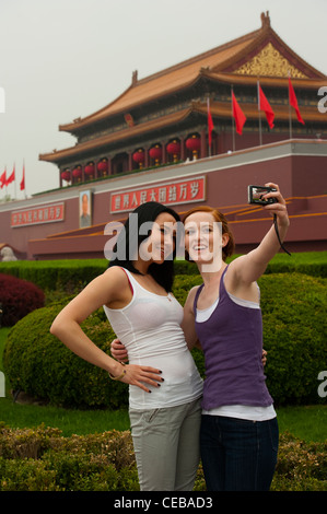 I turisti tenendo la propria fotografia nella parte anteriore della porta della pace celeste, la Città Proibita di Pechino, Cina, Asia. Signor Foto Stock