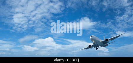 Gli aeromobili jet è la manovra in un colore blu cielo nuvoloso. Alta risoluzione, nessuna interpolazione utilizzato. Foto Stock