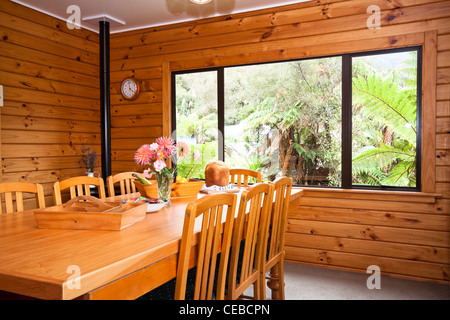 Bello e caldo interno del mountain lodge in legno sala da pranzo. Fox Glacier Lodge, Fox Glacier, Costa Ovest, South Island, in Nuova Zelanda. Foto Stock