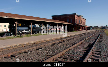 Binari del treno di fronte al Museo di deposito nella ex Duluth e ferro gamma Railroad Depot in due porti, Minnesota Foto Stock