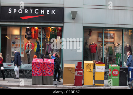 Colorato Canada post caselle di posta esterno SportChek attrezzature sportive negozio nel centro di Toronto in Canada Foto Stock