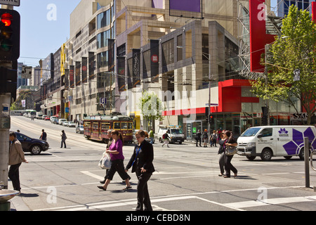 Le persone che attraversano il tram in background La Trobe e Elizabeth Streets, Melbourne, Victoria, Australia Foto Stock