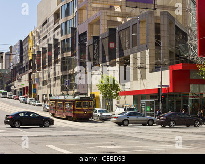 Il tram al semaforo in attesa di attraversare a intersezione di La Trobe e Elizabeth Streets, Melbourne, Victoria, Australia Foto Stock