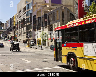 Il bus entrando in attraversamento della zona di intersezione di La Trobe e Elizabeth Streets, Melbourne, Victoria, Australia Foto Stock