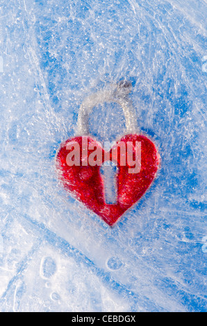 Simbolo di amore cuore rosso congelato in inverno il ghiaccio Foto Stock