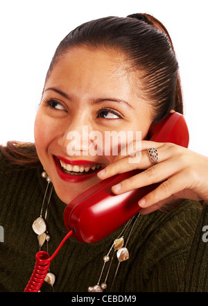 La donna a chattare con i suoi amici sul telefono e ridere Foto Stock