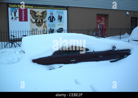 Auto sepolto nella neve dopo Natale blizzard di 2010, Brooklyn, New York Foto Stock