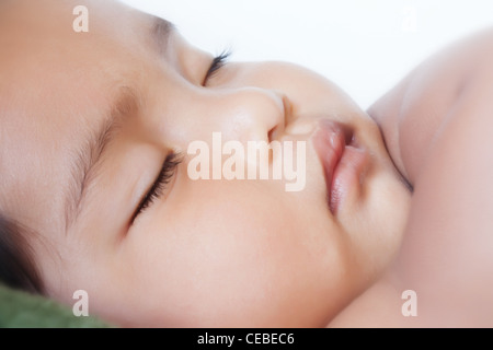 Carino di 13 mesi il bambino dorme o sognare pacificamente durante il giorno Foto Stock