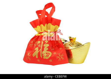 Anno Nuovo Cinese borsa regalo e il lingotto oro ornamento su sfondo bianco Foto Stock