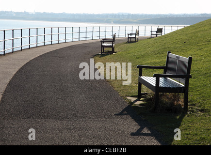 Svuotare il mare panche Whitley Bay North East England Regno Unito Foto Stock