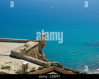 Vista dalla cima del castello di Santa Barbara, Alicante, della torre di vedetta e il mare Foto Stock