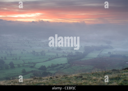 Alba nella valle di speranza dal grande crinale tra Mam Tor, Back Tor e perdere la collina che si affaccia su Castleton in picchi Foto Stock