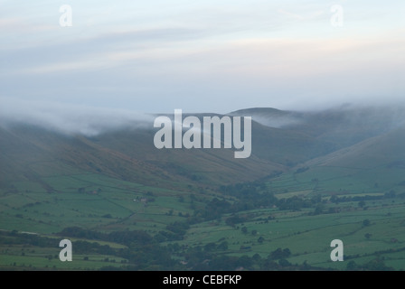Alba affacciato sulla valle di Edale nel Parco Nazionale di Peak District Foto Stock