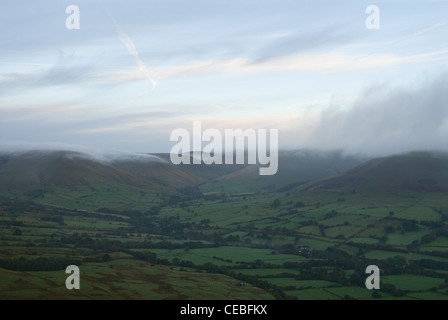 Alba affacciato sulla valle di Edale nel Parco Nazionale di Peak District Foto Stock