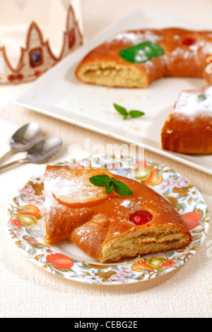 A forma di anello torta. Mangiato il 6 gennaio. Ricetta disponibile. Foto Stock